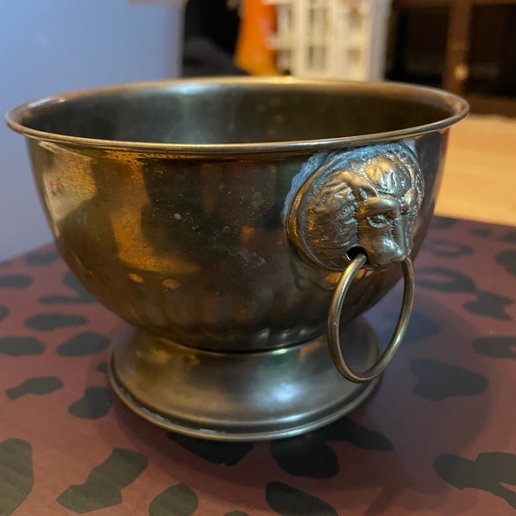 Vintage brass bowl with Lion accents - Picture 1 of 5
